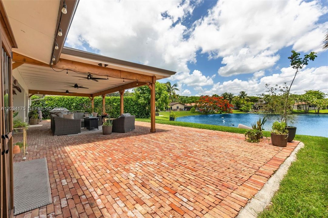 For Sale: $1,060,000 (3 beds, 2 baths, 2085 Square Feet)