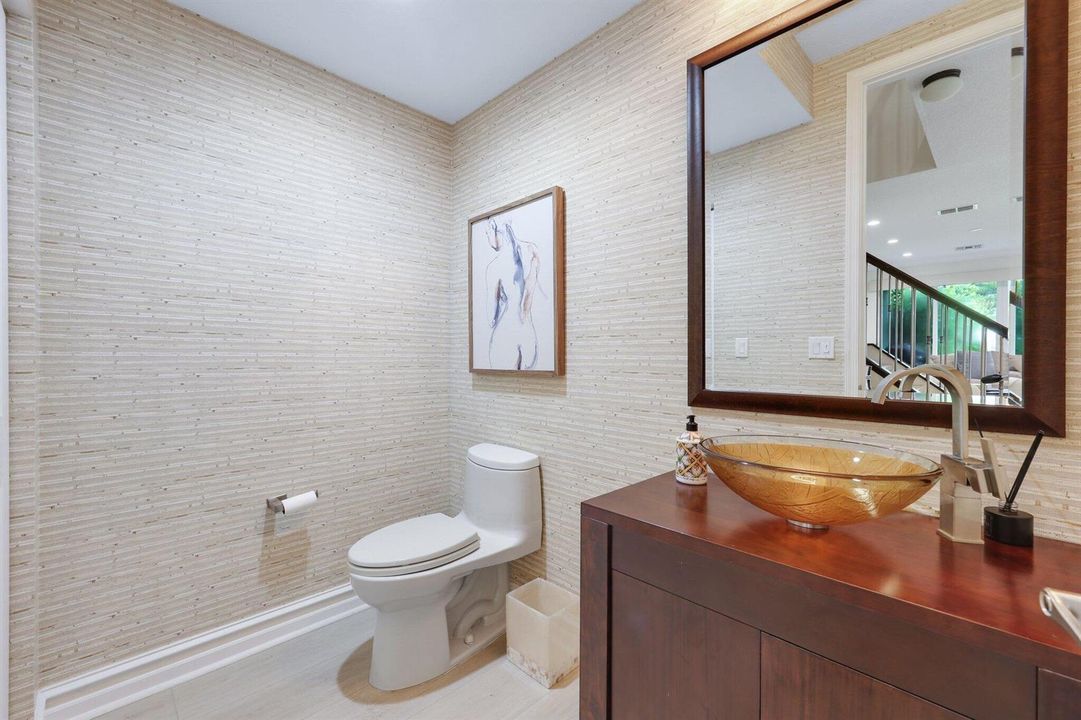 Half bathroom - 1st floor