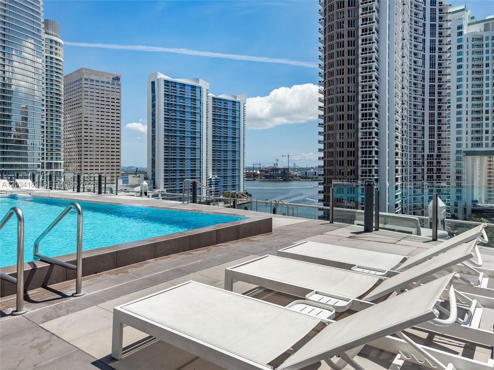 For Sale: $1,300,000 (2 beds, 2 baths, 1168 Square Feet)