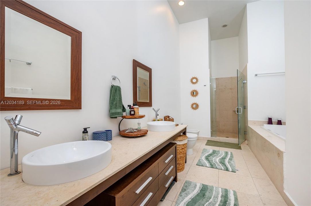 For Sale: $1,300,000 (2 beds, 2 baths, 1168 Square Feet)