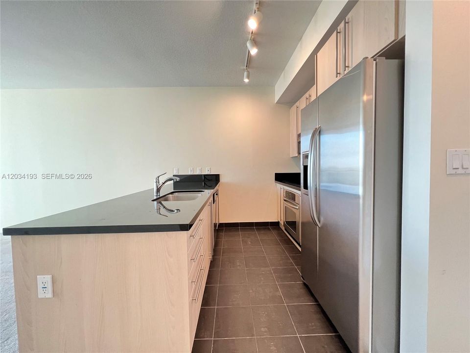 For Rent: $2,600 (1 beds, 1 baths, 693 Square Feet)