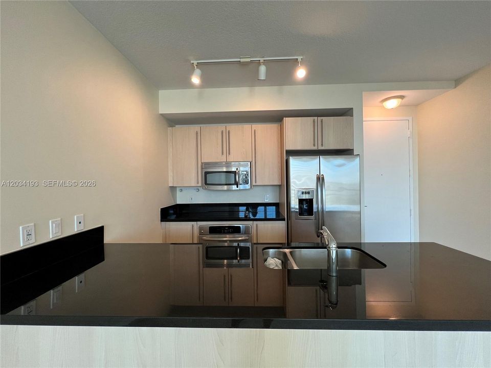 For Rent: $2,600 (1 beds, 1 baths, 693 Square Feet)