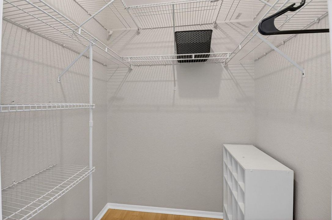 MASTER WALK-IN CLOSET