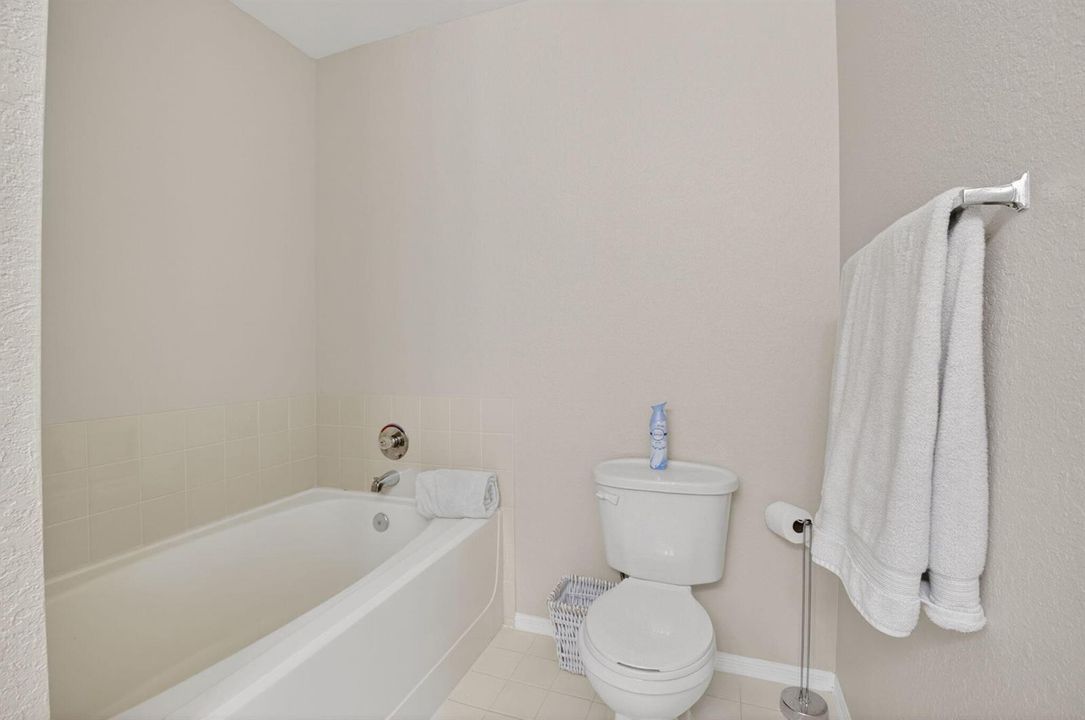 MASTER BATH WITH SOAKING TUB