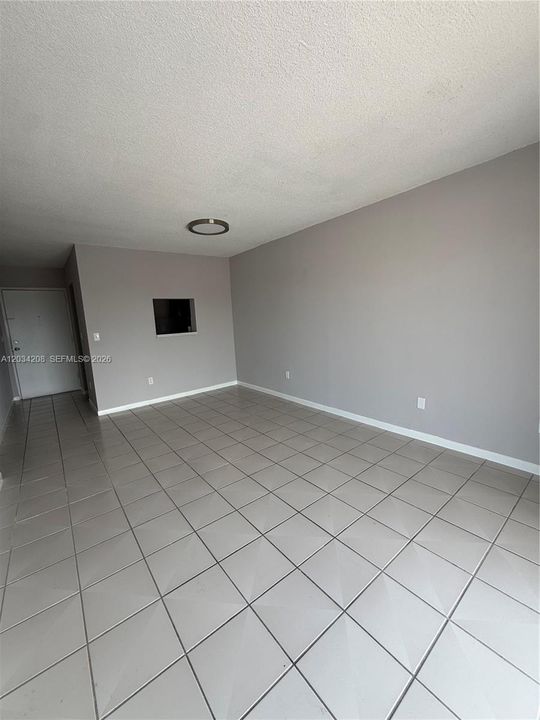 For Rent: $1,850 (2 beds, 1 baths, 726 Square Feet)