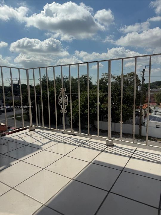 For Rent: $1,850 (2 beds, 1 baths, 726 Square Feet)
