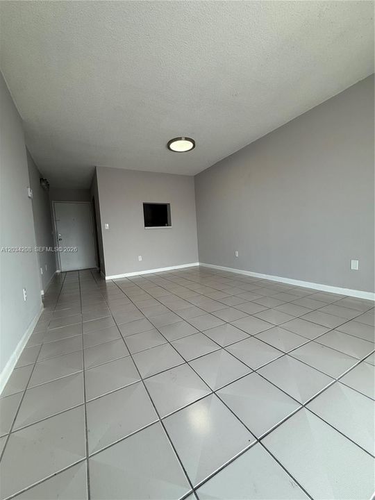 For Rent: $1,850 (2 beds, 1 baths, 726 Square Feet)