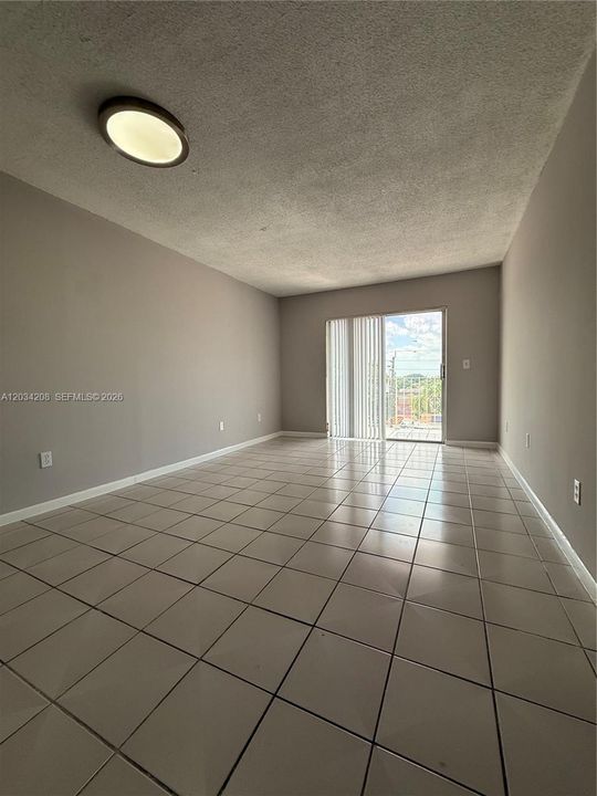 For Rent: $1,850 (2 beds, 1 baths, 726 Square Feet)