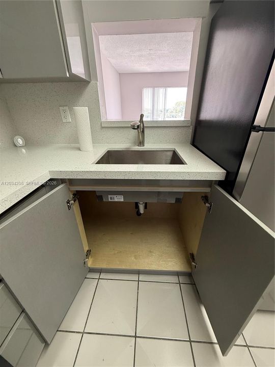 For Rent: $1,850 (2 beds, 1 baths, 726 Square Feet)