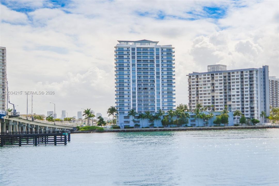 For Sale: $425,000 (2 beds, 2 baths, 1221 Square Feet)