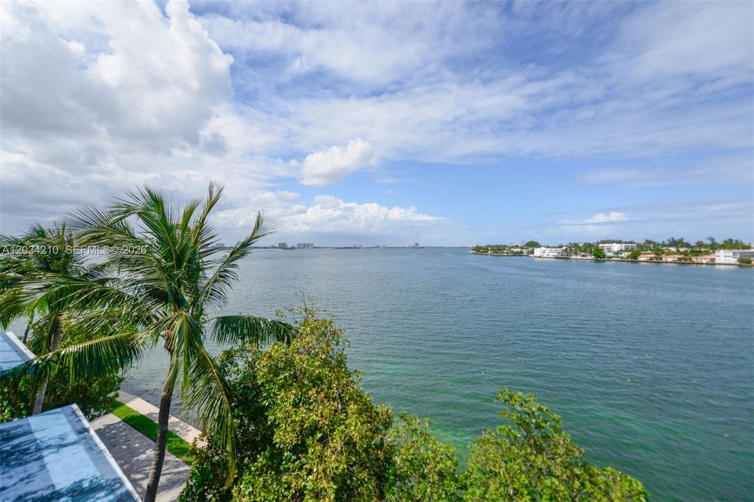 For Sale: $425,000 (2 beds, 2 baths, 1221 Square Feet)