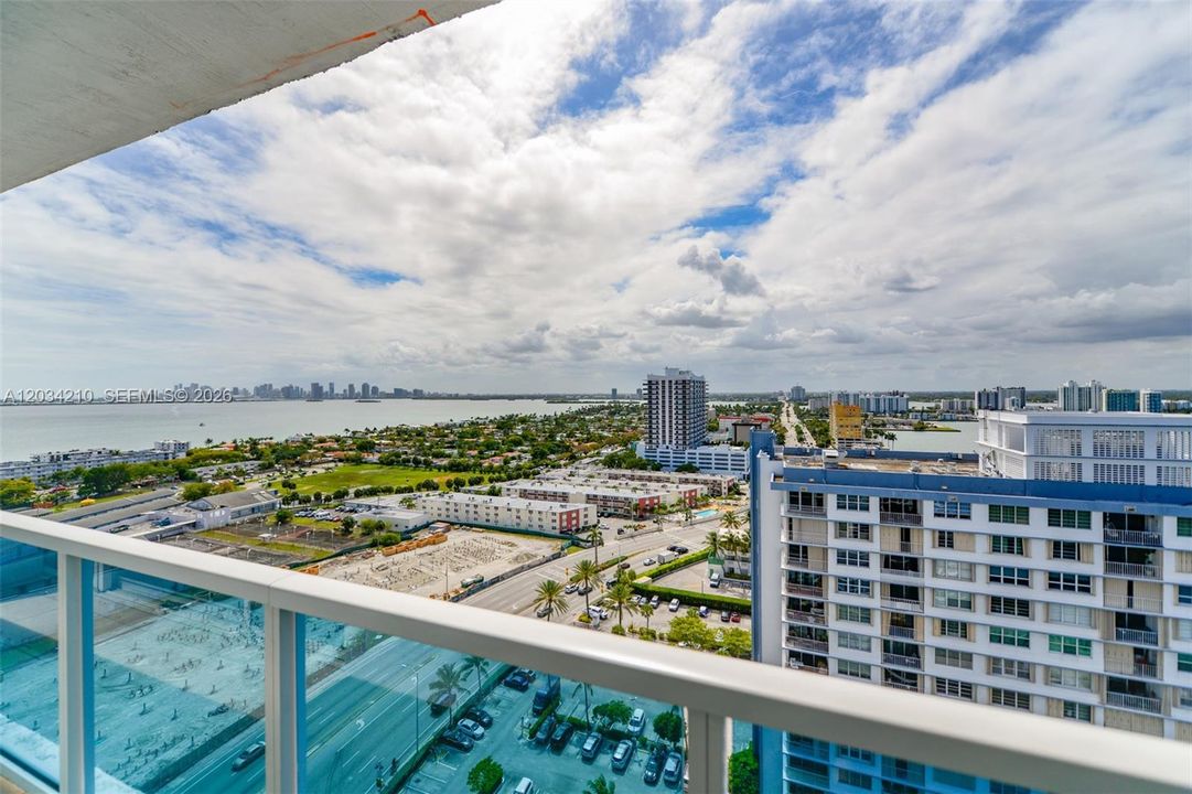 For Sale: $425,000 (2 beds, 2 baths, 1221 Square Feet)