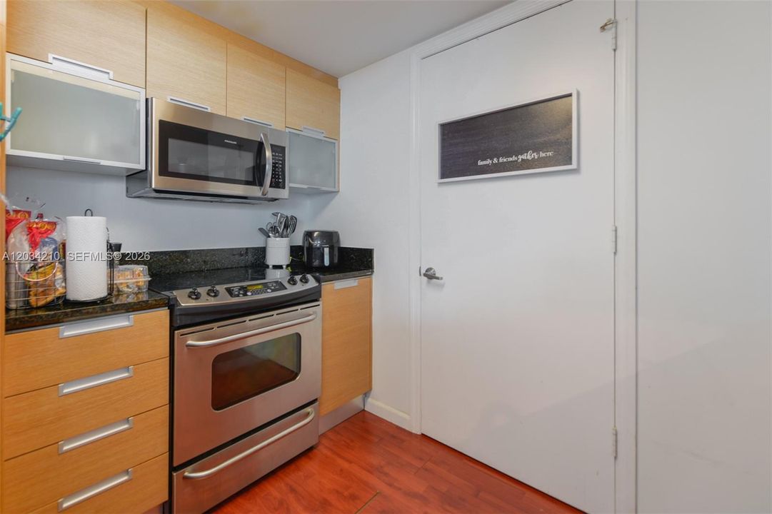 For Sale: $425,000 (2 beds, 2 baths, 1221 Square Feet)