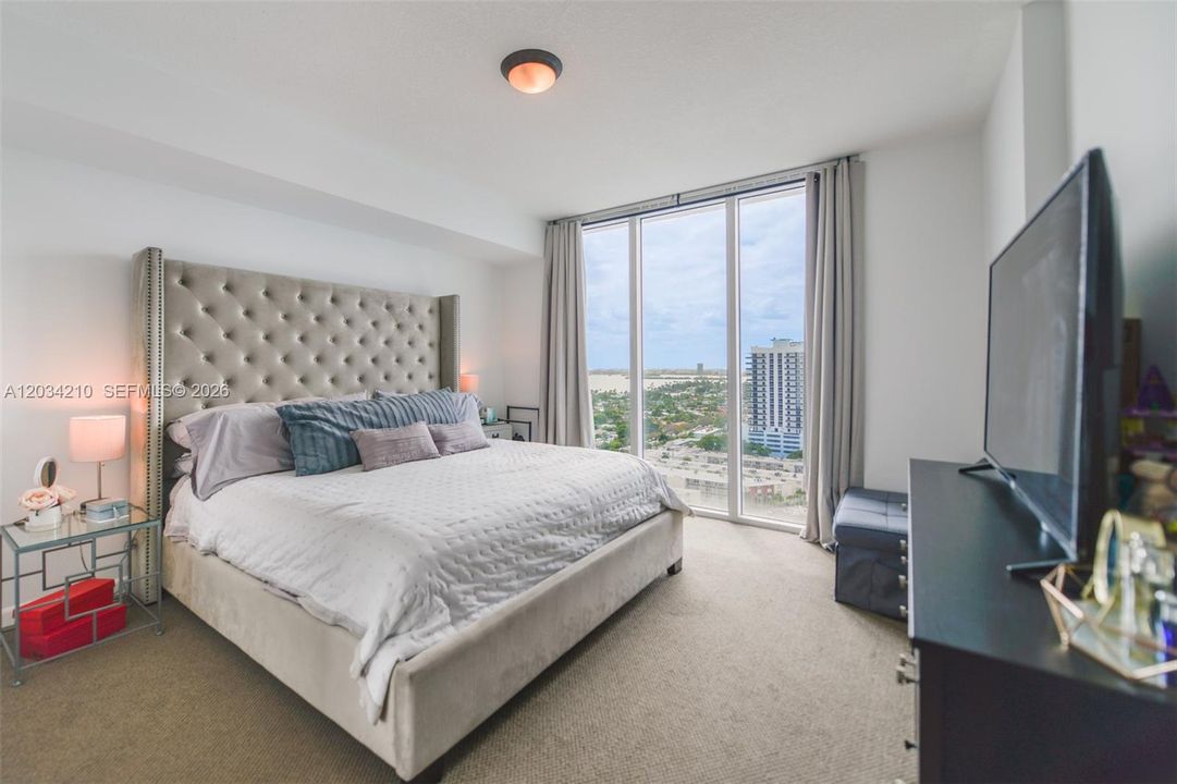 For Sale: $425,000 (2 beds, 2 baths, 1221 Square Feet)