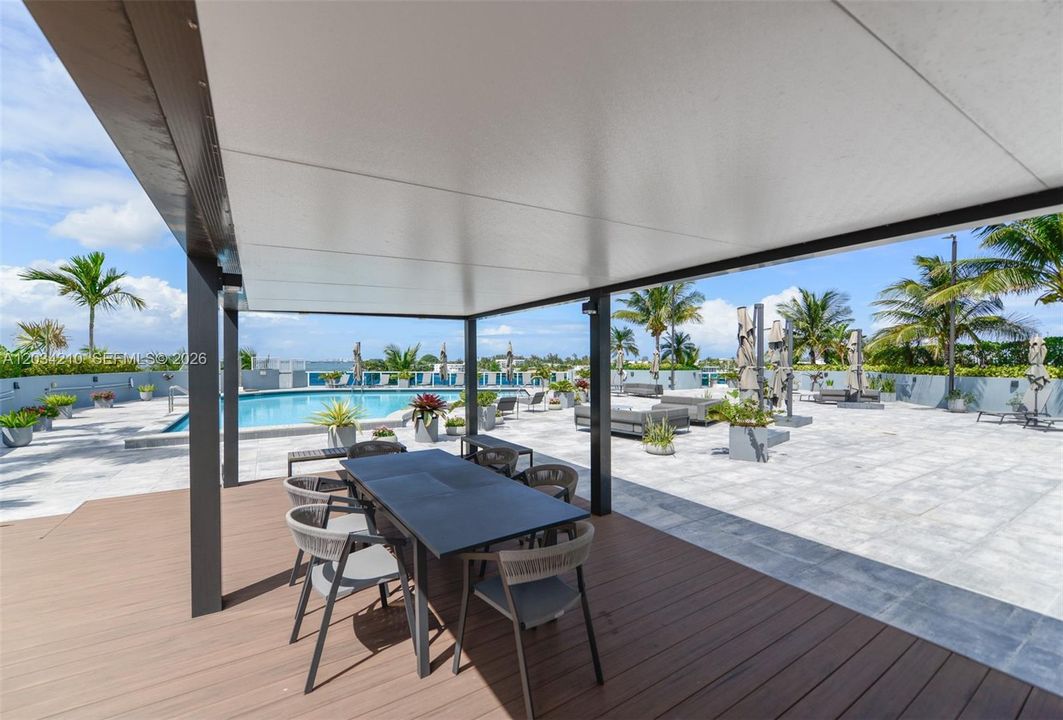 For Sale: $425,000 (2 beds, 2 baths, 1221 Square Feet)