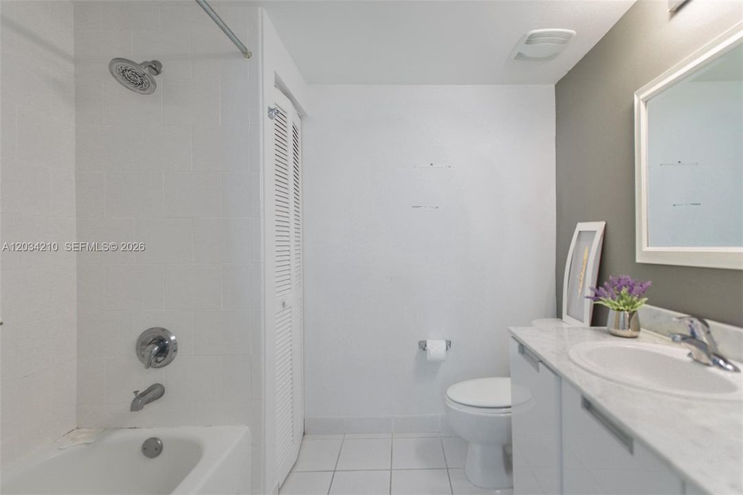 For Sale: $425,000 (2 beds, 2 baths, 1221 Square Feet)