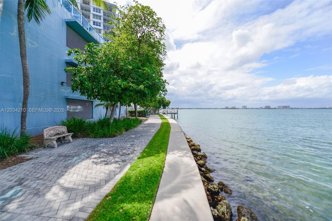 For Sale: $425,000 (2 beds, 2 baths, 1221 Square Feet)