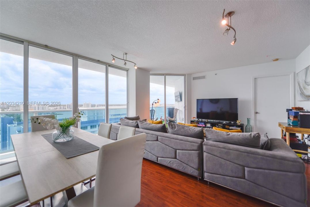 For Sale: $425,000 (2 beds, 2 baths, 1221 Square Feet)