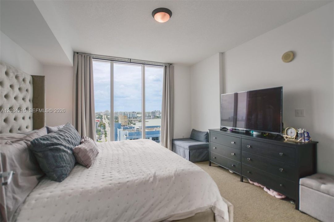 For Sale: $425,000 (2 beds, 2 baths, 1221 Square Feet)