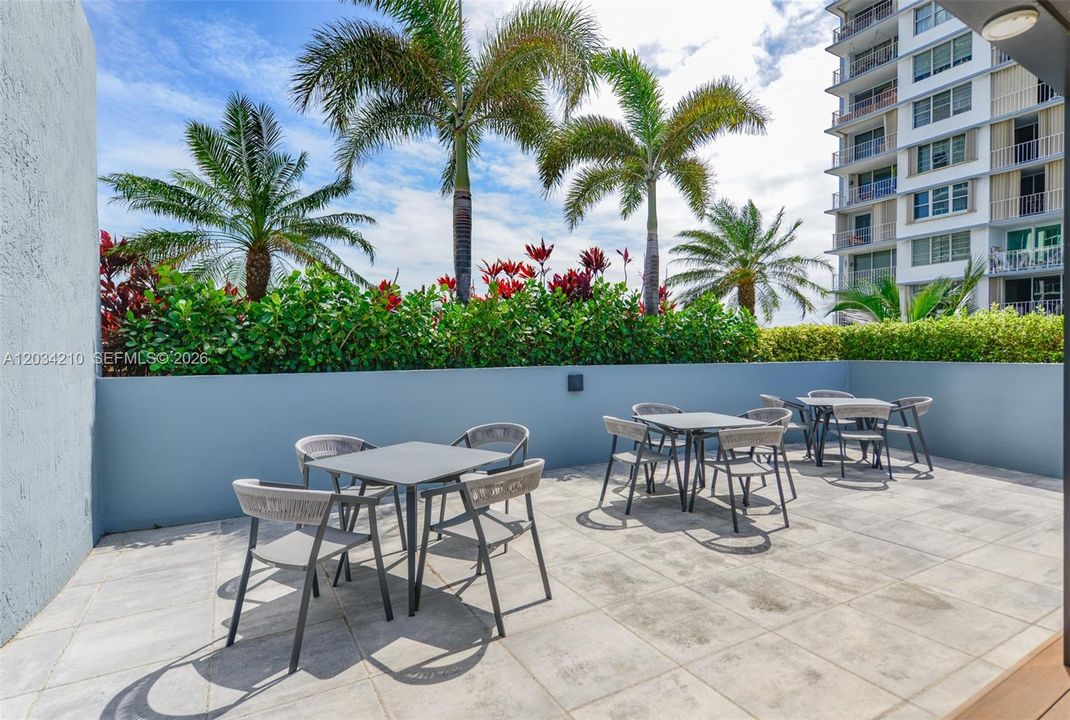 For Sale: $425,000 (2 beds, 2 baths, 1221 Square Feet)