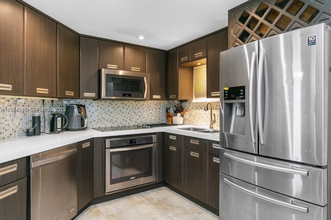 For Rent: $2,100 (1 beds, 1 baths, 810 Square Feet)