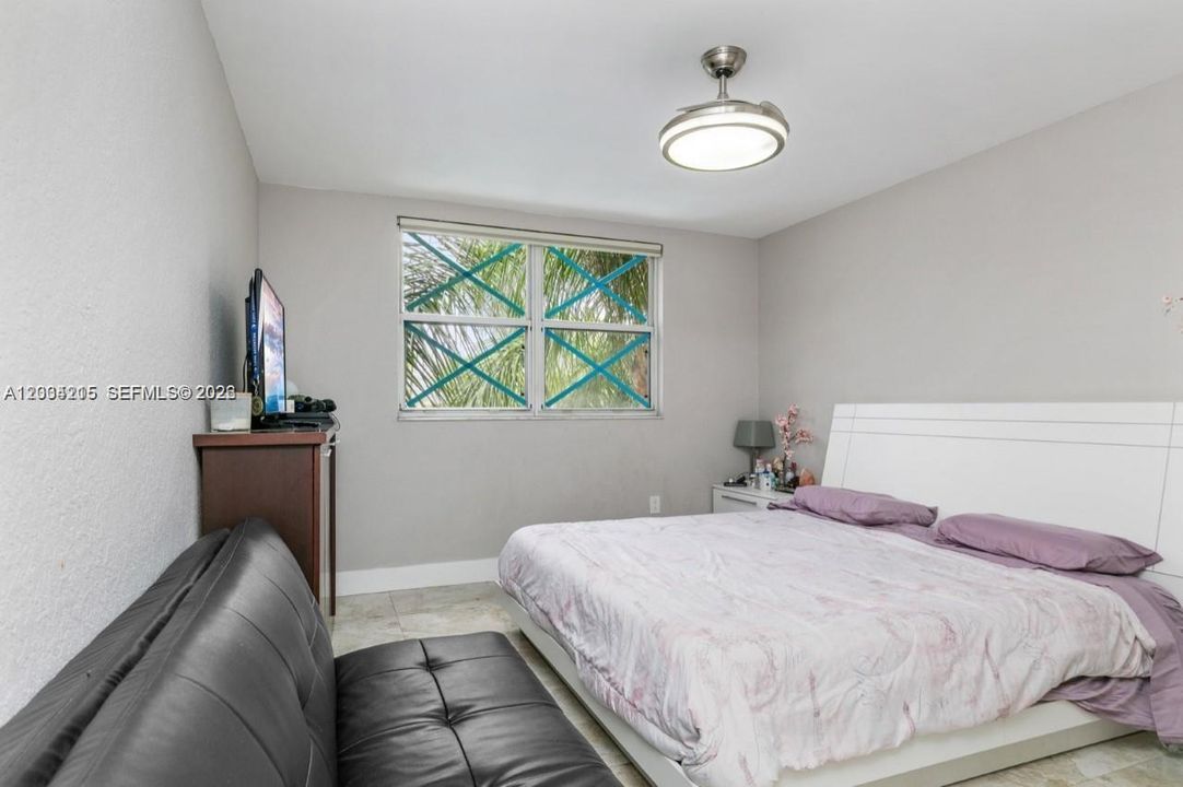 For Rent: $2,100 (1 beds, 1 baths, 810 Square Feet)