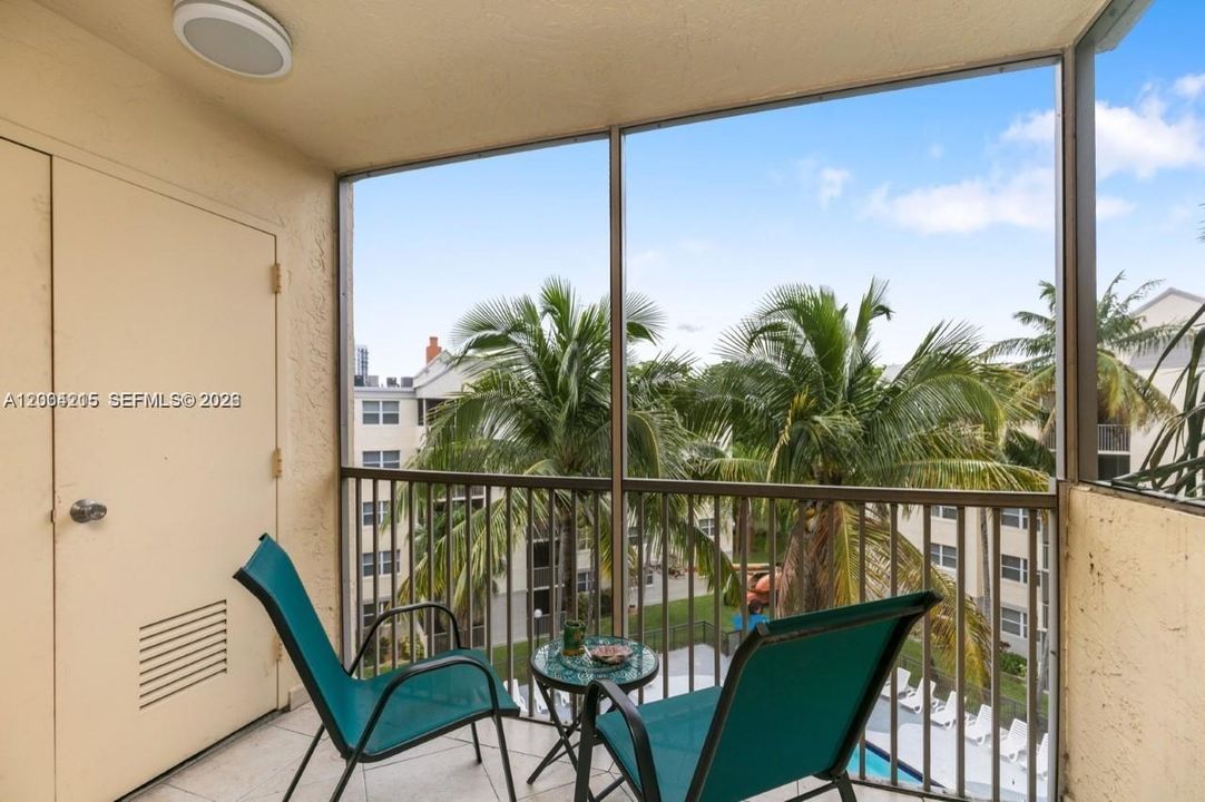 For Rent: $2,100 (1 beds, 1 baths, 810 Square Feet)