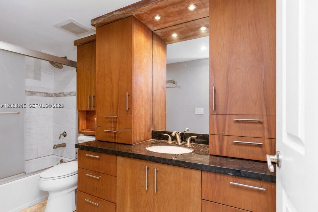 For Rent: $2,100 (1 beds, 1 baths, 810 Square Feet)