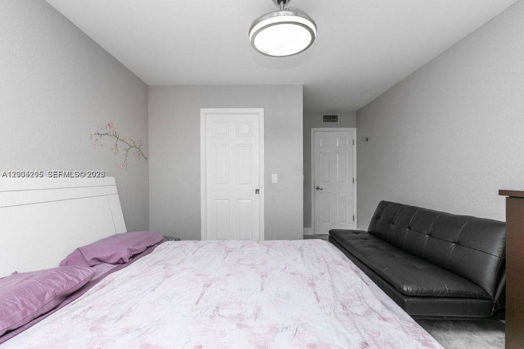 For Rent: $2,100 (1 beds, 1 baths, 810 Square Feet)