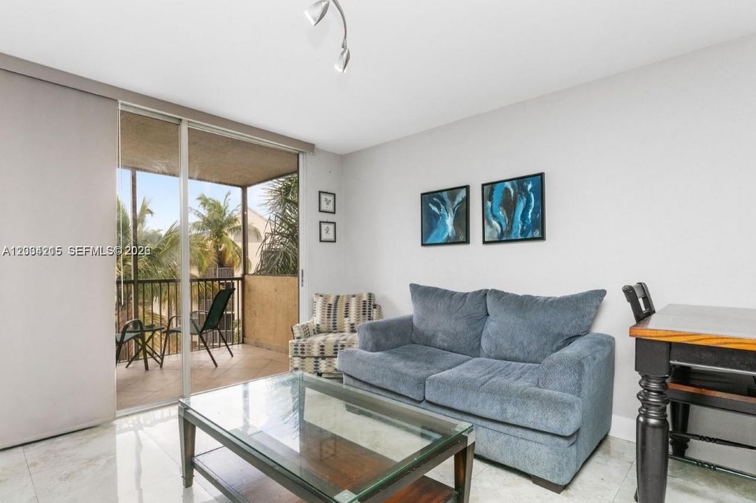 For Rent: $2,100 (1 beds, 1 baths, 810 Square Feet)