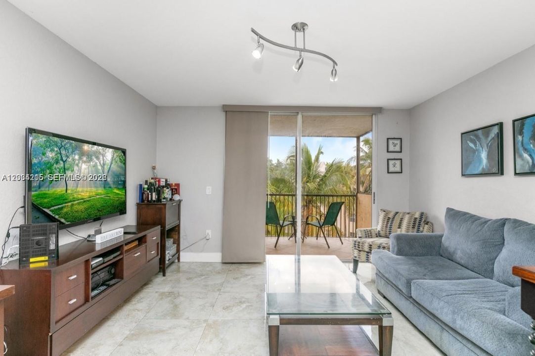 For Rent: $2,100 (1 beds, 1 baths, 810 Square Feet)