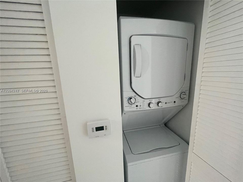 For Sale: $449,900 (2 beds, 2 baths, 815 Square Feet)