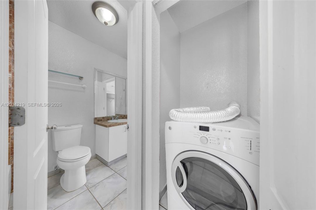 Activo con contrato: $320,000 (2 camas, 1 baños, 930 Pies cuadrados)