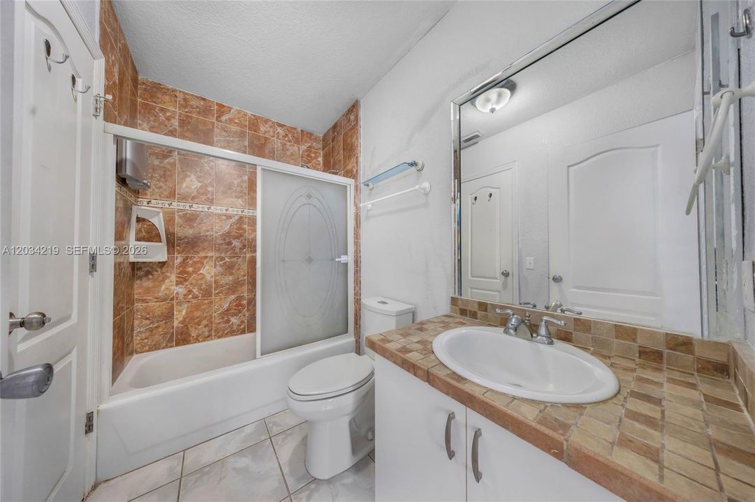 Activo con contrato: $320,000 (2 camas, 1 baños, 930 Pies cuadrados)
