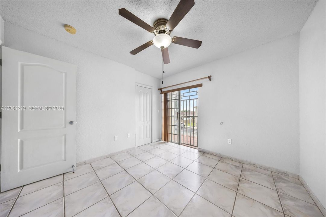 Activo con contrato: $320,000 (2 camas, 1 baños, 930 Pies cuadrados)
