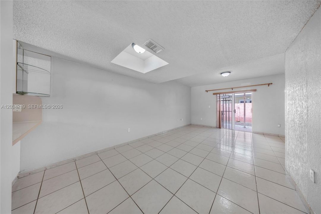 Activo con contrato: $320,000 (2 camas, 1 baños, 930 Pies cuadrados)