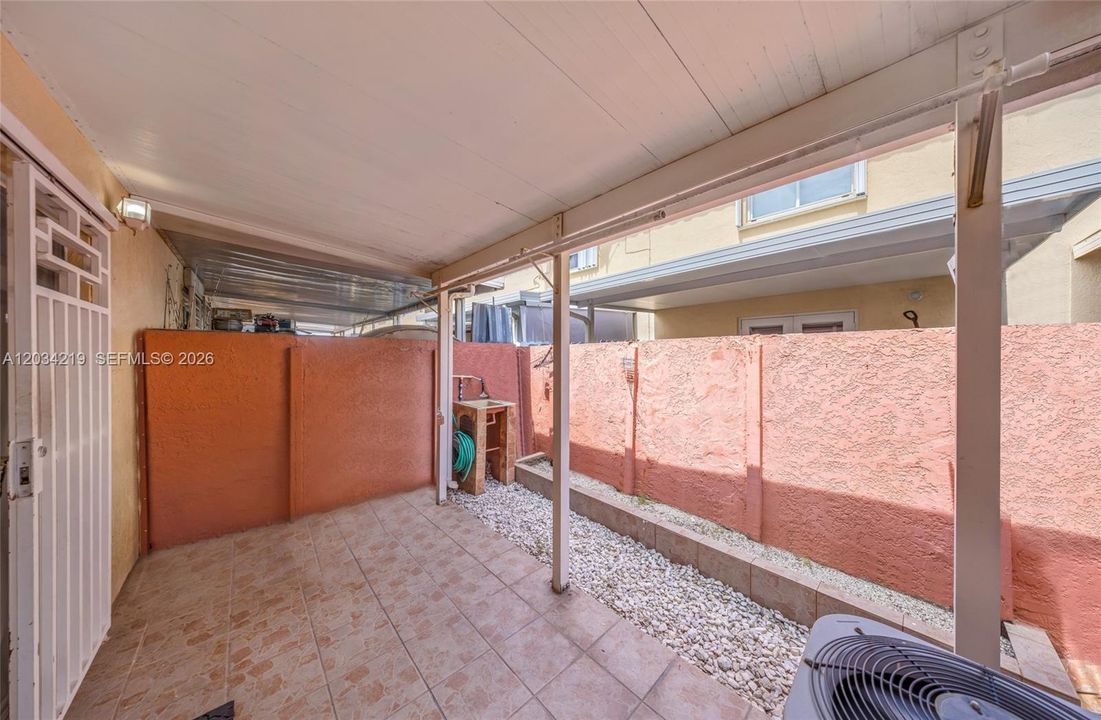 Activo con contrato: $320,000 (2 camas, 1 baños, 930 Pies cuadrados)