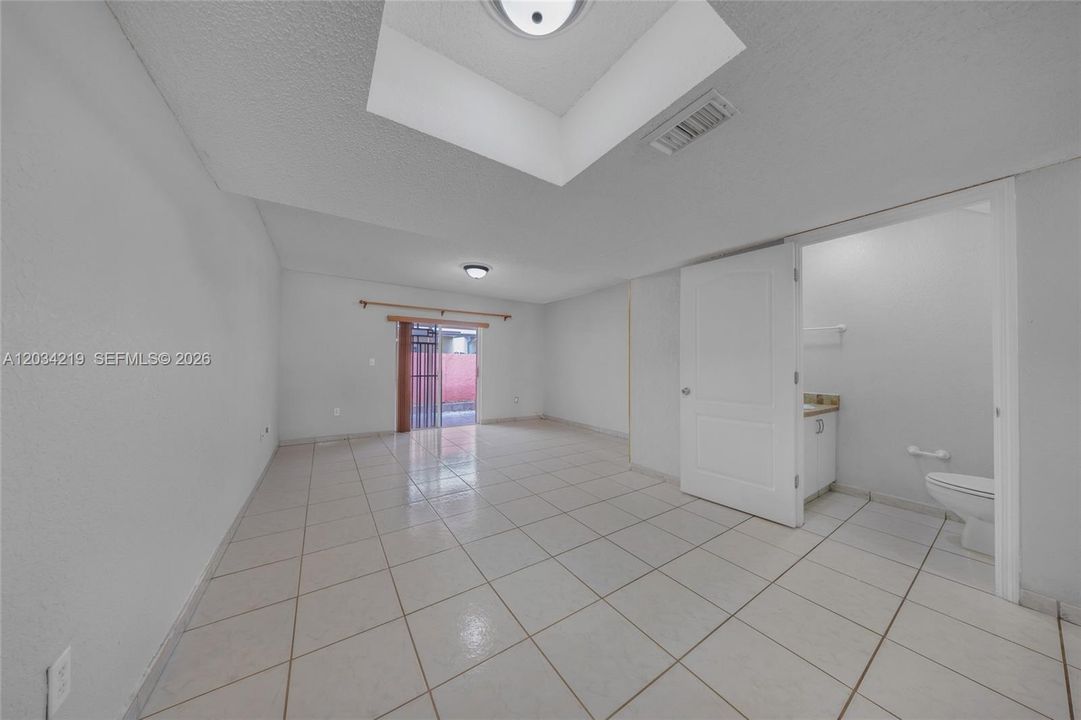 Activo con contrato: $320,000 (2 camas, 1 baños, 930 Pies cuadrados)
