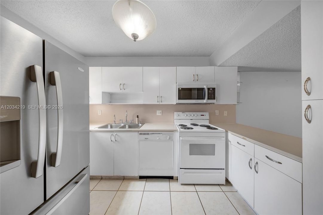 Activo con contrato: $320,000 (2 camas, 1 baños, 930 Pies cuadrados)