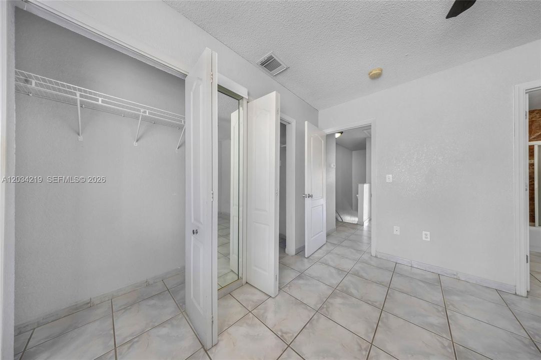 Activo con contrato: $320,000 (2 camas, 1 baños, 930 Pies cuadrados)