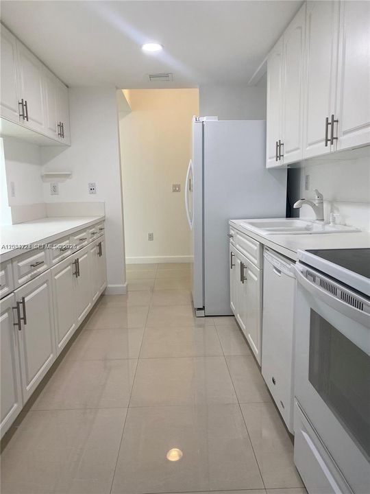 For Rent: $2,600 (2 beds, 2 baths, 1130 Square Feet)