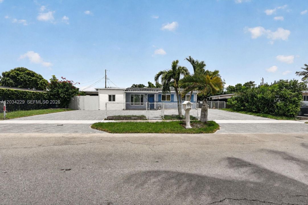 For Rent: $3,900 (4 beds, 3 baths, 1973 Square Feet)