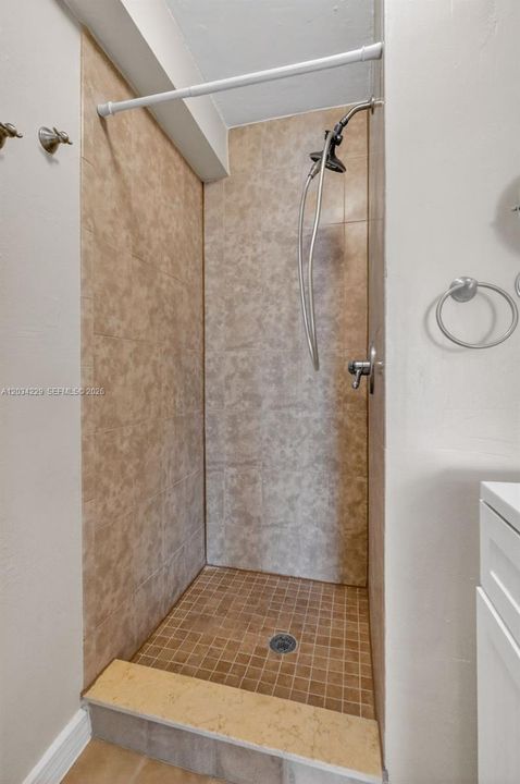 For Rent: $3,900 (4 beds, 3 baths, 1973 Square Feet)