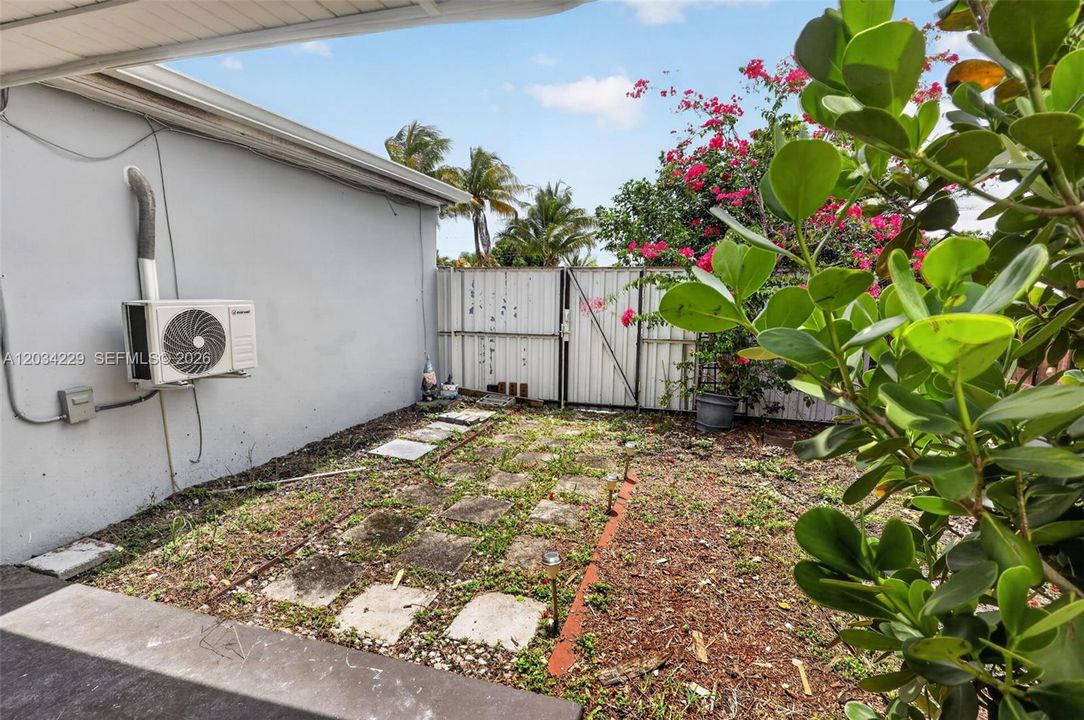For Rent: $3,900 (4 beds, 3 baths, 1973 Square Feet)