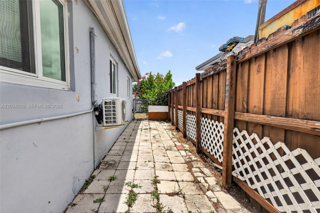 For Rent: $3,900 (4 beds, 3 baths, 1973 Square Feet)