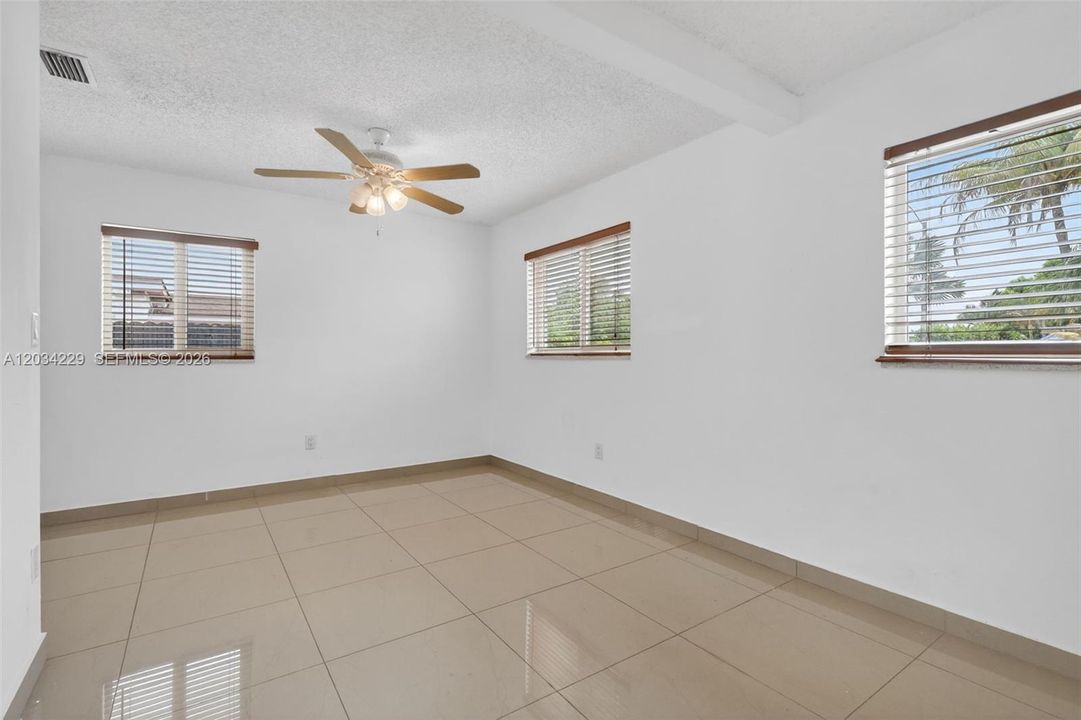 For Rent: $3,900 (4 beds, 3 baths, 1973 Square Feet)