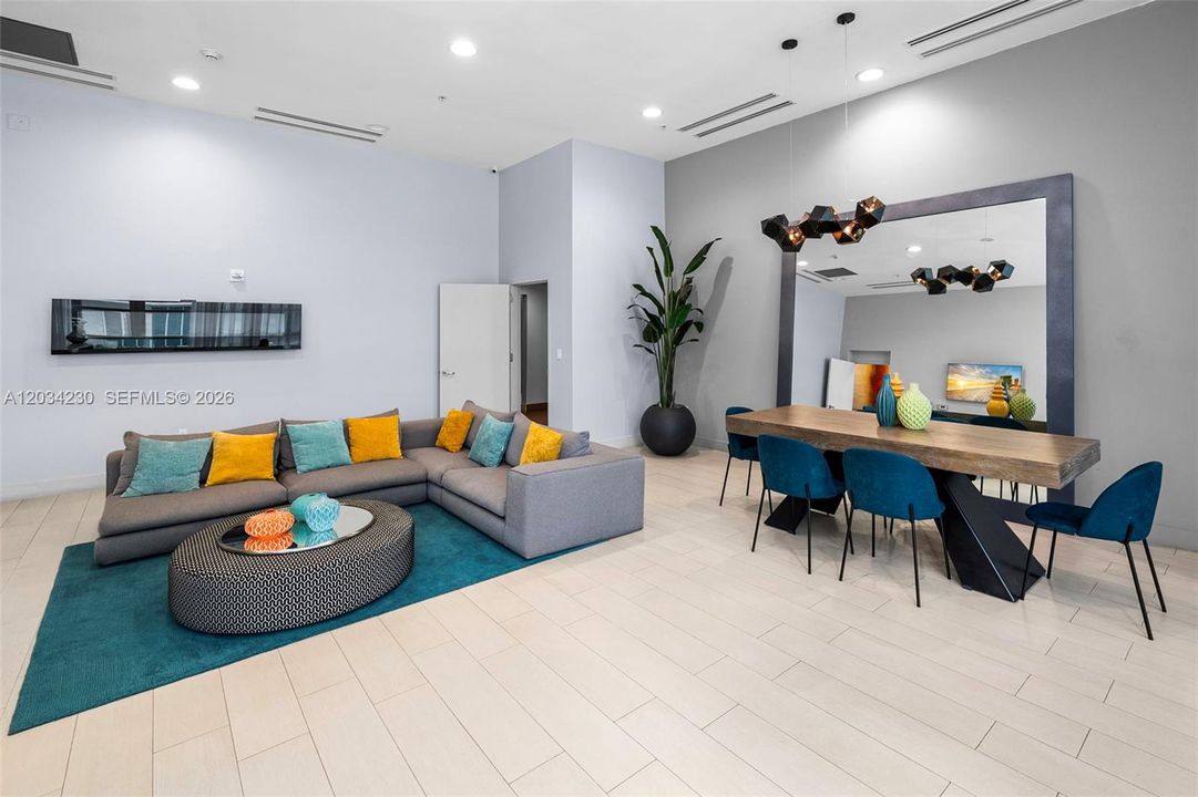 En Venta: $799,000 (2 camas, 2 baños, 1331 Pies cuadrados)