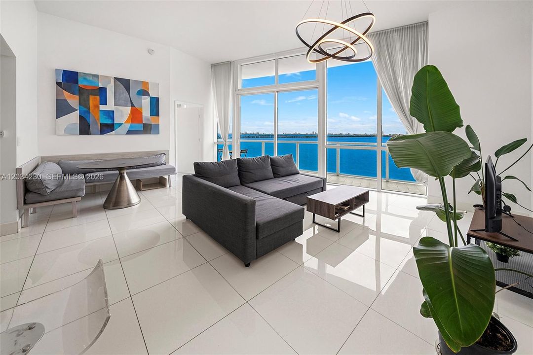 En Venta: $799,000 (2 camas, 2 baños, 1331 Pies cuadrados)