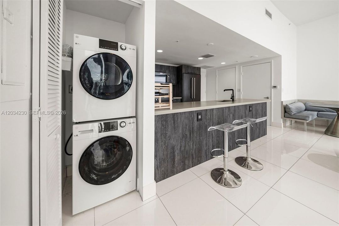 En Venta: $799,000 (2 camas, 2 baños, 1331 Pies cuadrados)