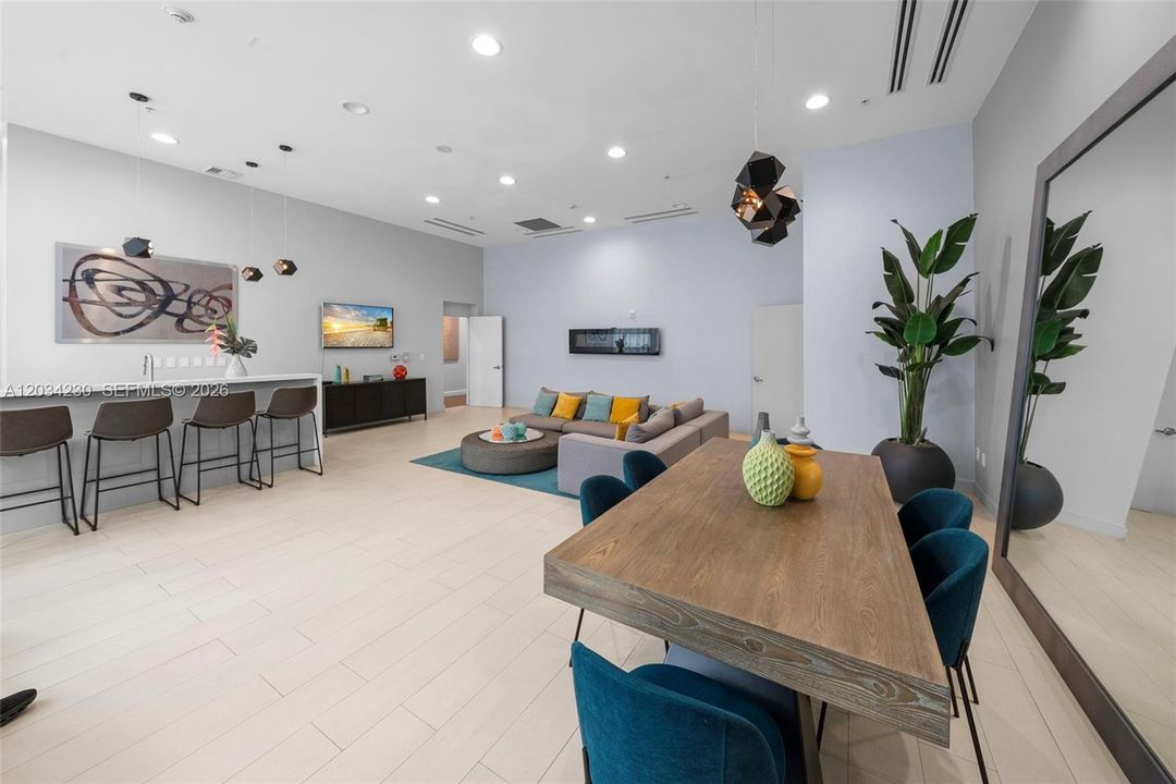 En Venta: $799,000 (2 camas, 2 baños, 1331 Pies cuadrados)
